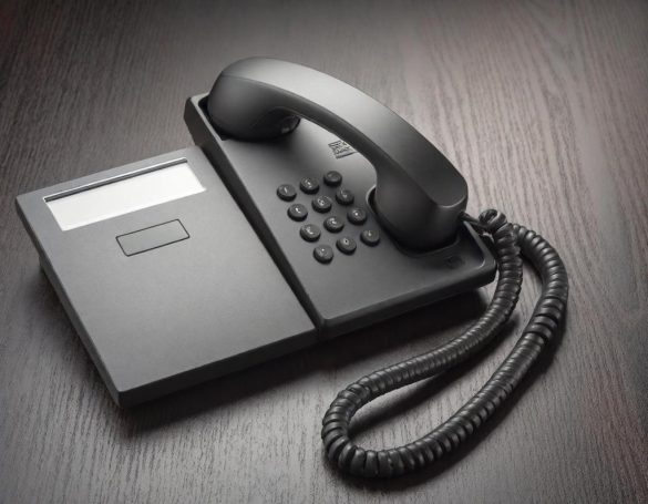 Kontaktieren Sie uns Telefonhörer für die Kontaktaufnahme mit Direktsuche.de